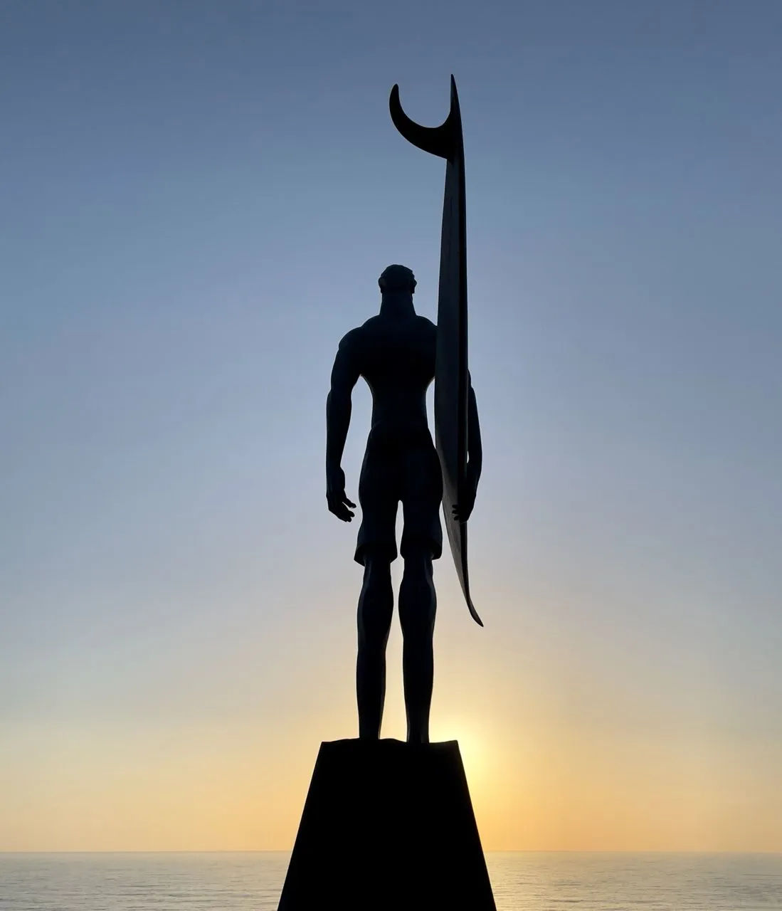 Surfer Statue - Từ Ribeira d’ilhas, Portugal