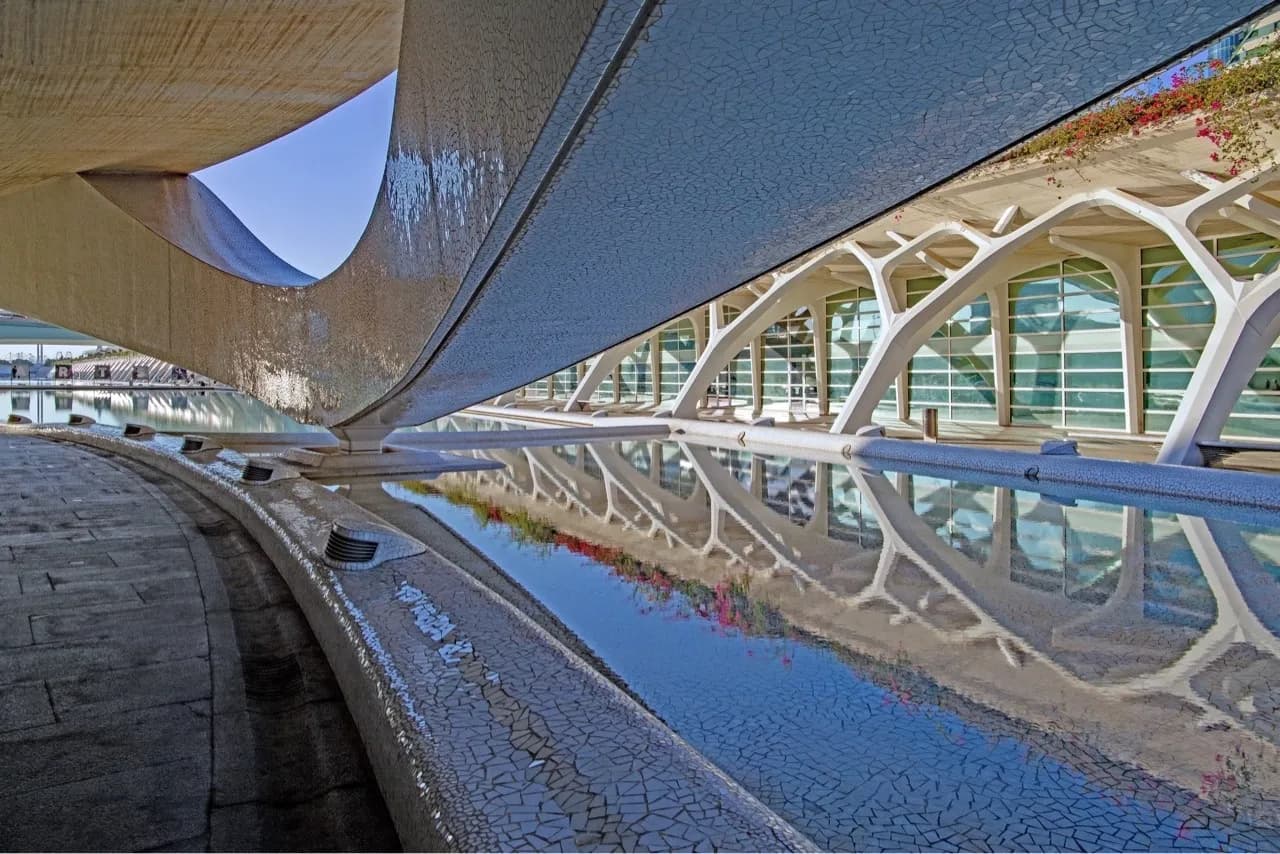 Queen Sofia Palace of Arts - 출발지 Pools, Spain