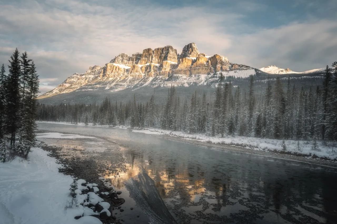 Castle Mountain - Från Banff-Windermere Hwy Bridge, Canada