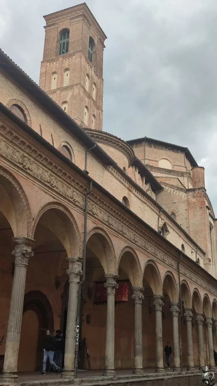 Basilica San Giacomo Maggiore - Frá Via Zamboni, Italy