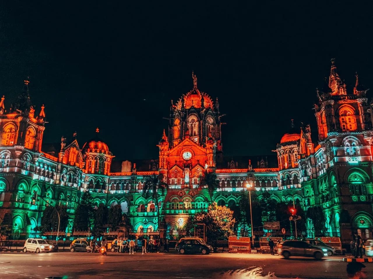 Chhatrapati Shivaji Maharaj Terminus - VT Station - De la Entrance, India